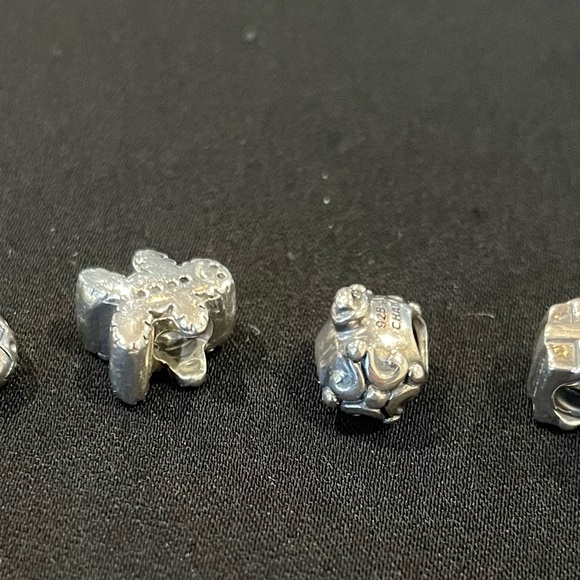 Chamilia Christmas charms set of 4 - gingerbread man, ornament, gift box, mitten - Picture 5 of 7